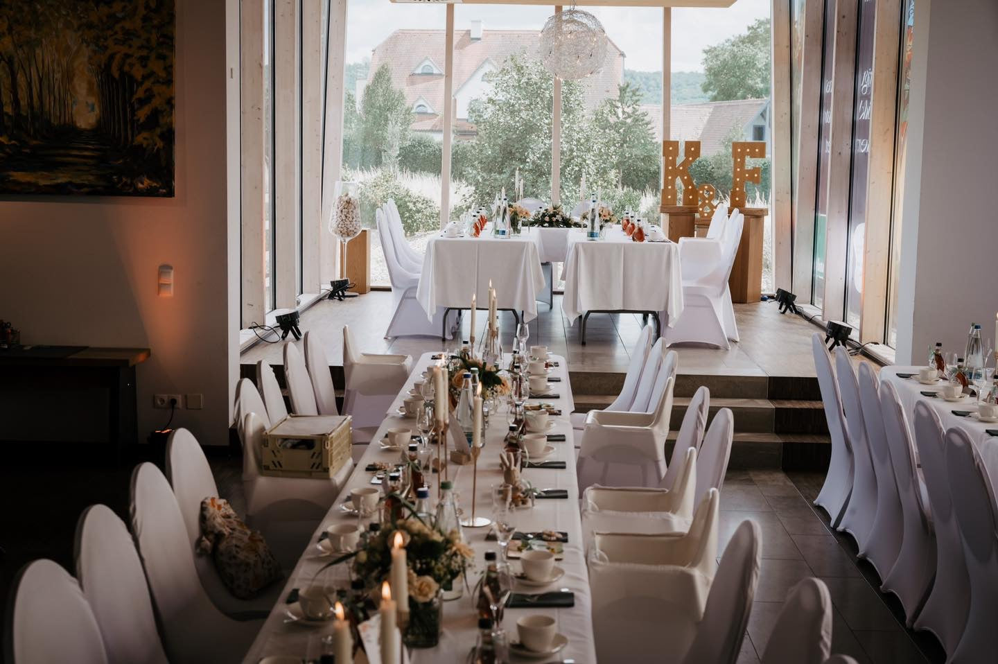 Festlich gedeckte Tafel in der Vinothek des Weinguts Markus Meier